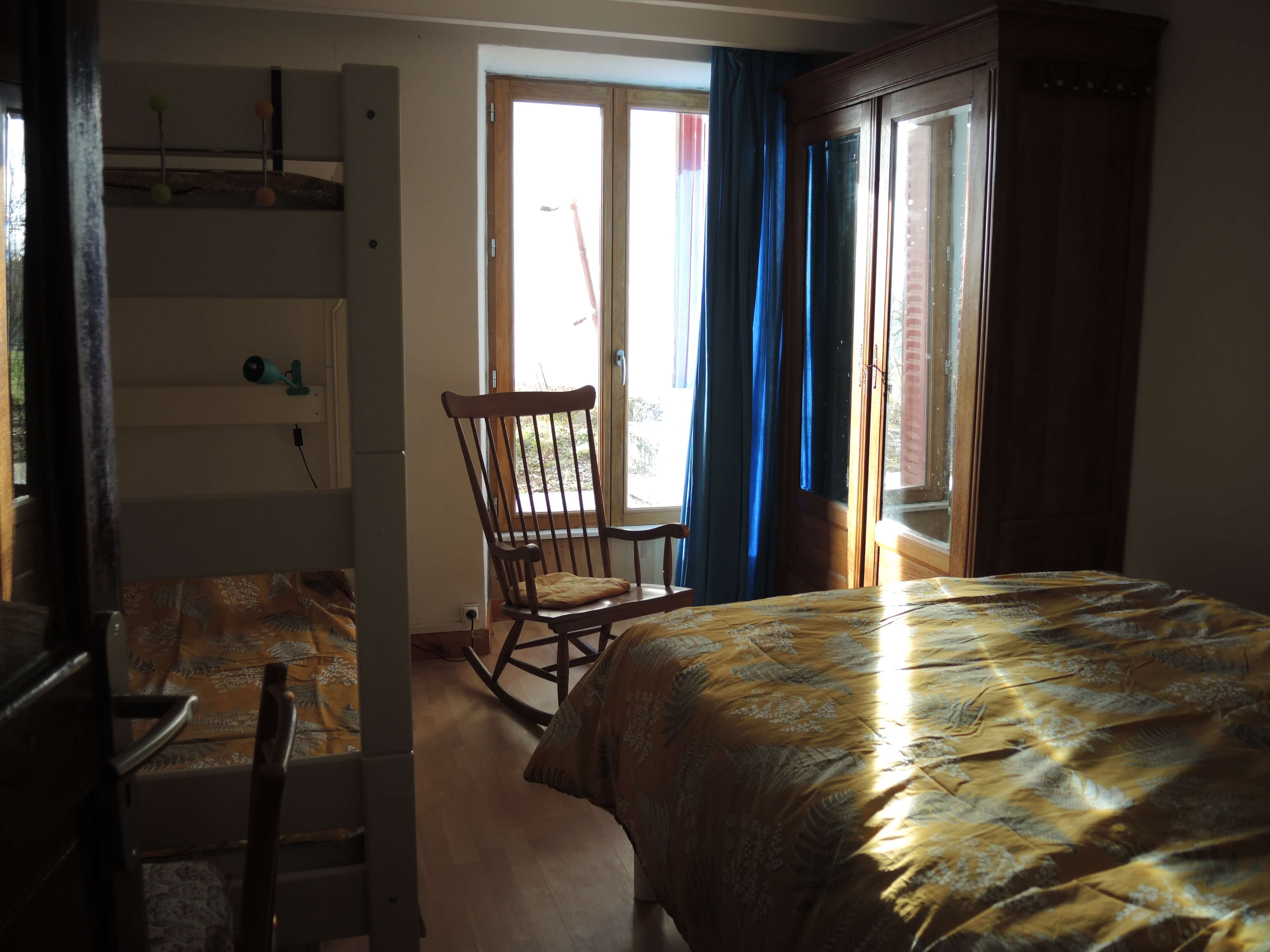 La deuxième chambre contient un lit 2 places, ainsi qu'un double lit superposé. Une armoire est aussi présente.