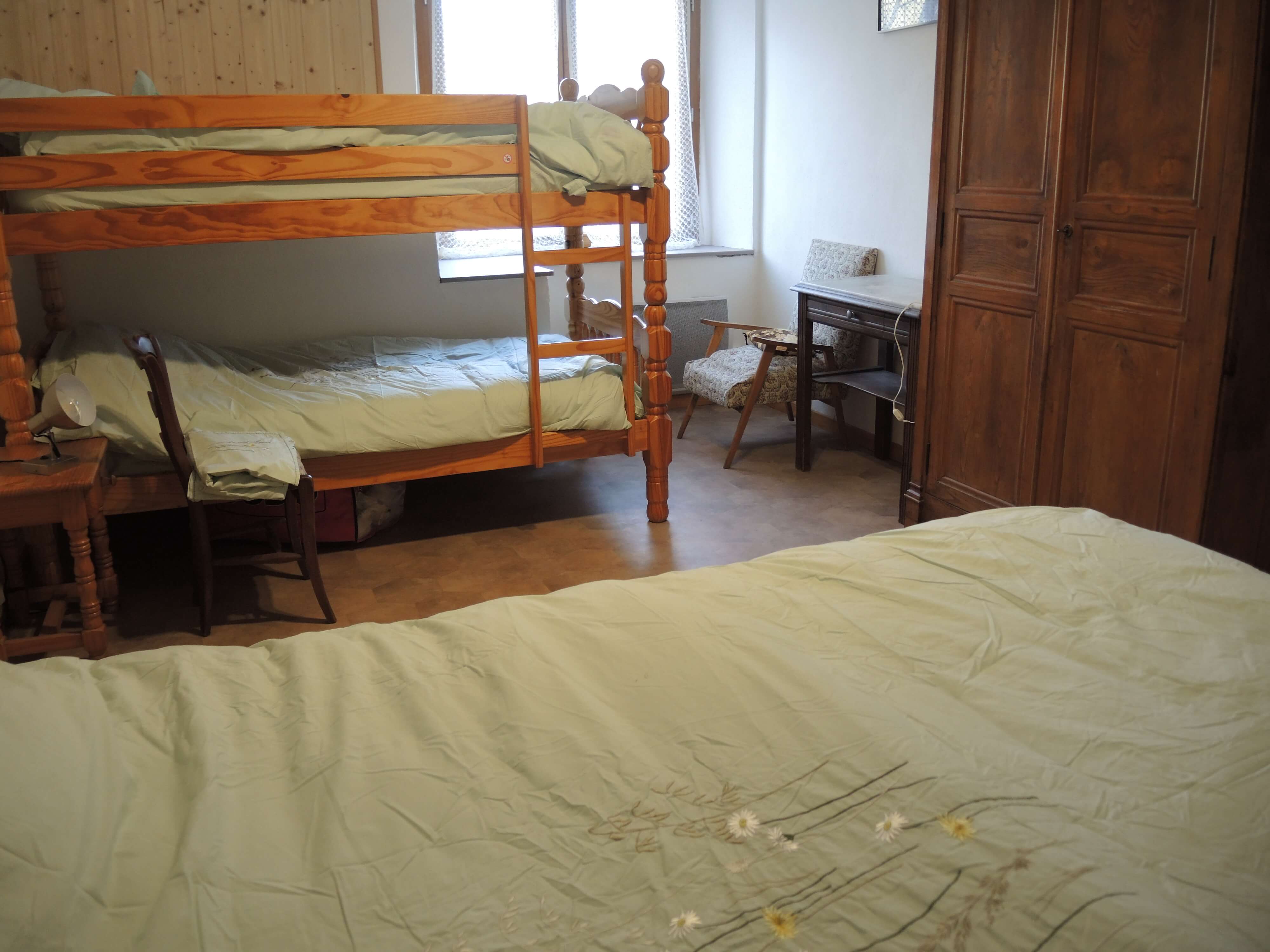 La troisième chambre contient un lit 2 places, ainsi qu'un double lit superposé. Il y a aussi une armoire.