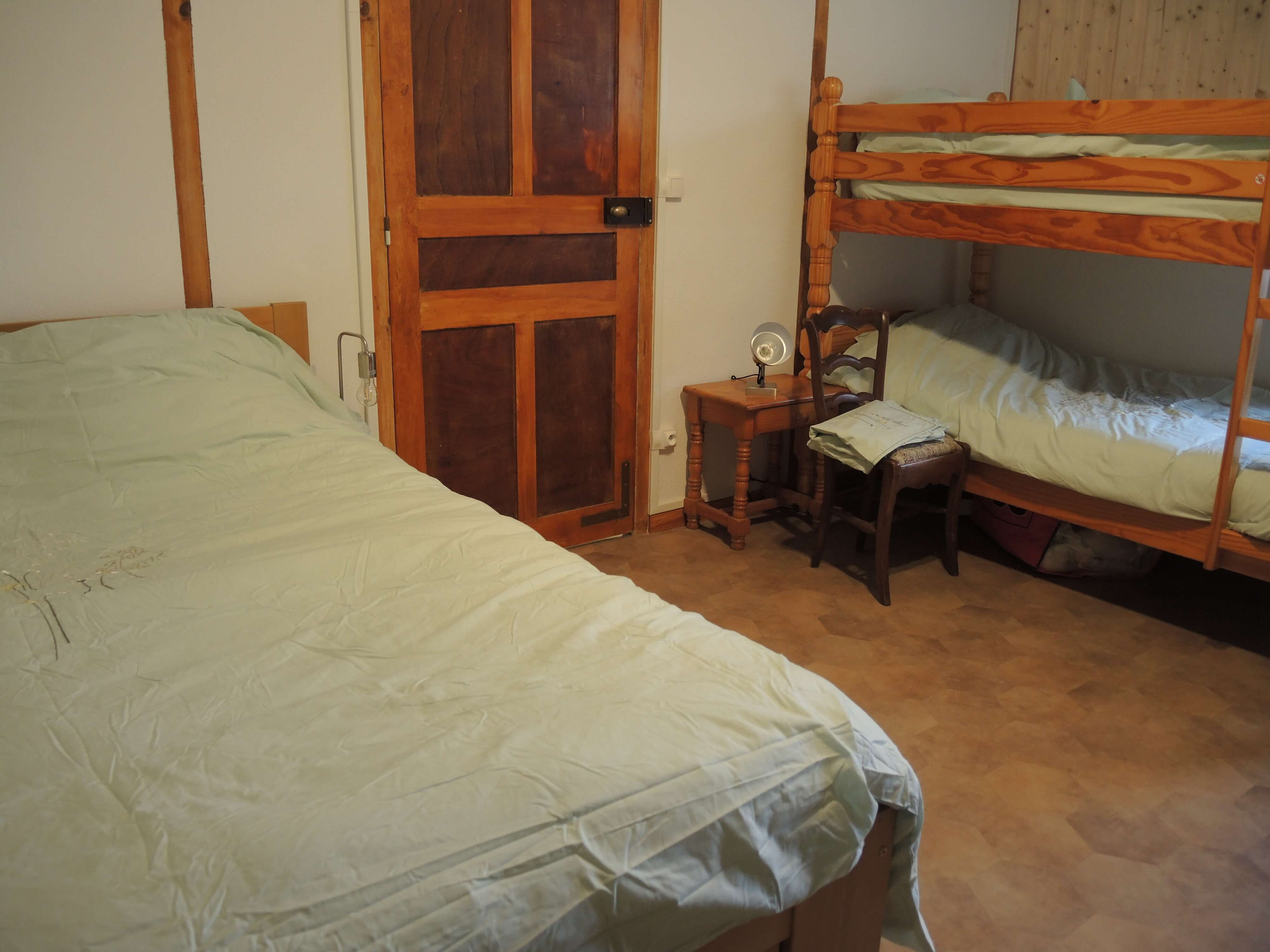 La troisième chambre contient un lit 2 places, ainsi qu'un double lit superposé.