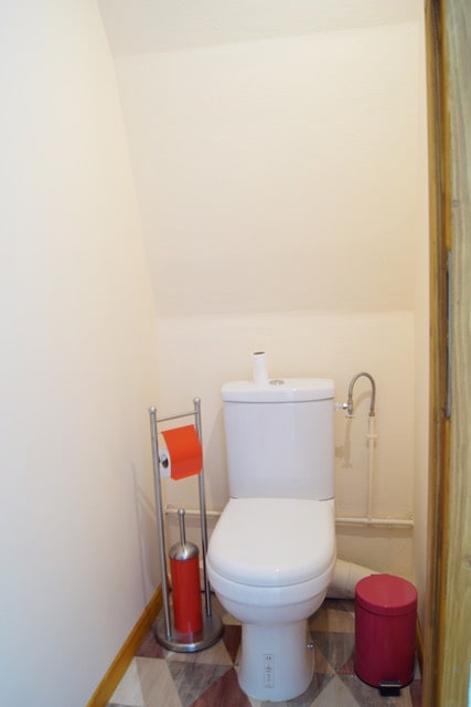 Les toilettes de l'étage sont séparés de la salle d'eau.